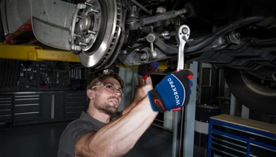 Screwdriver Vs. Dril: Pa un ddylech chi ei ddefnyddio ar gyfer cau?